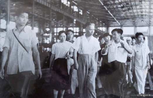 1954年8月中央人民政府副主席劉少奇及夫人王光美視察工廠