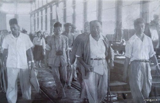 1954年8月中央人民政府副主席朱德視察工廠